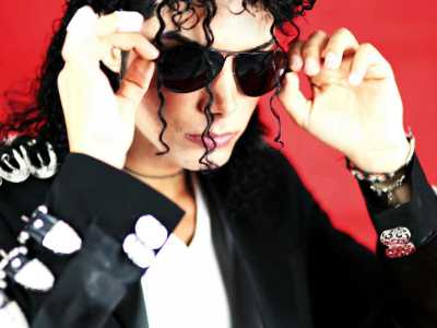 I capelli invece sono quelli suoi: ricci e neri come quelli di Jackson